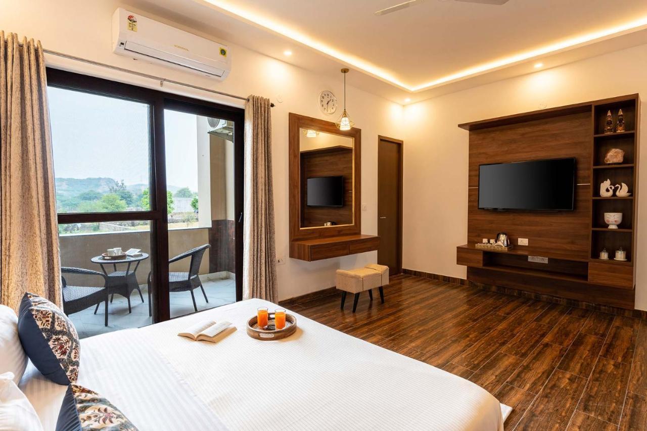 Brookvale Manor By Stayvista - Private Pool Haven With Endless Views & Indoor Fun Sohna Eksteriør bilde