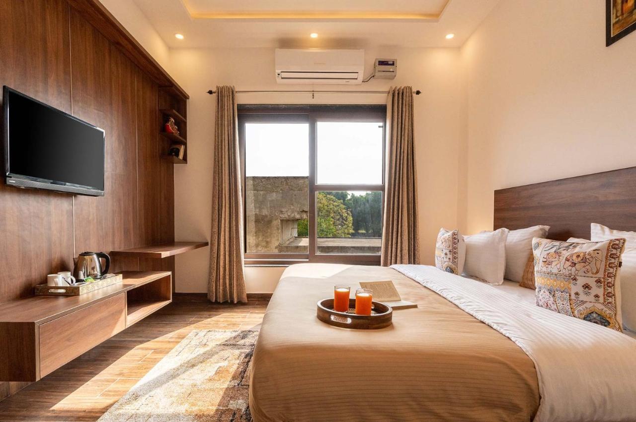 Brookvale Manor By Stayvista - Private Pool Haven With Endless Views & Indoor Fun Sohna Eksteriør bilde